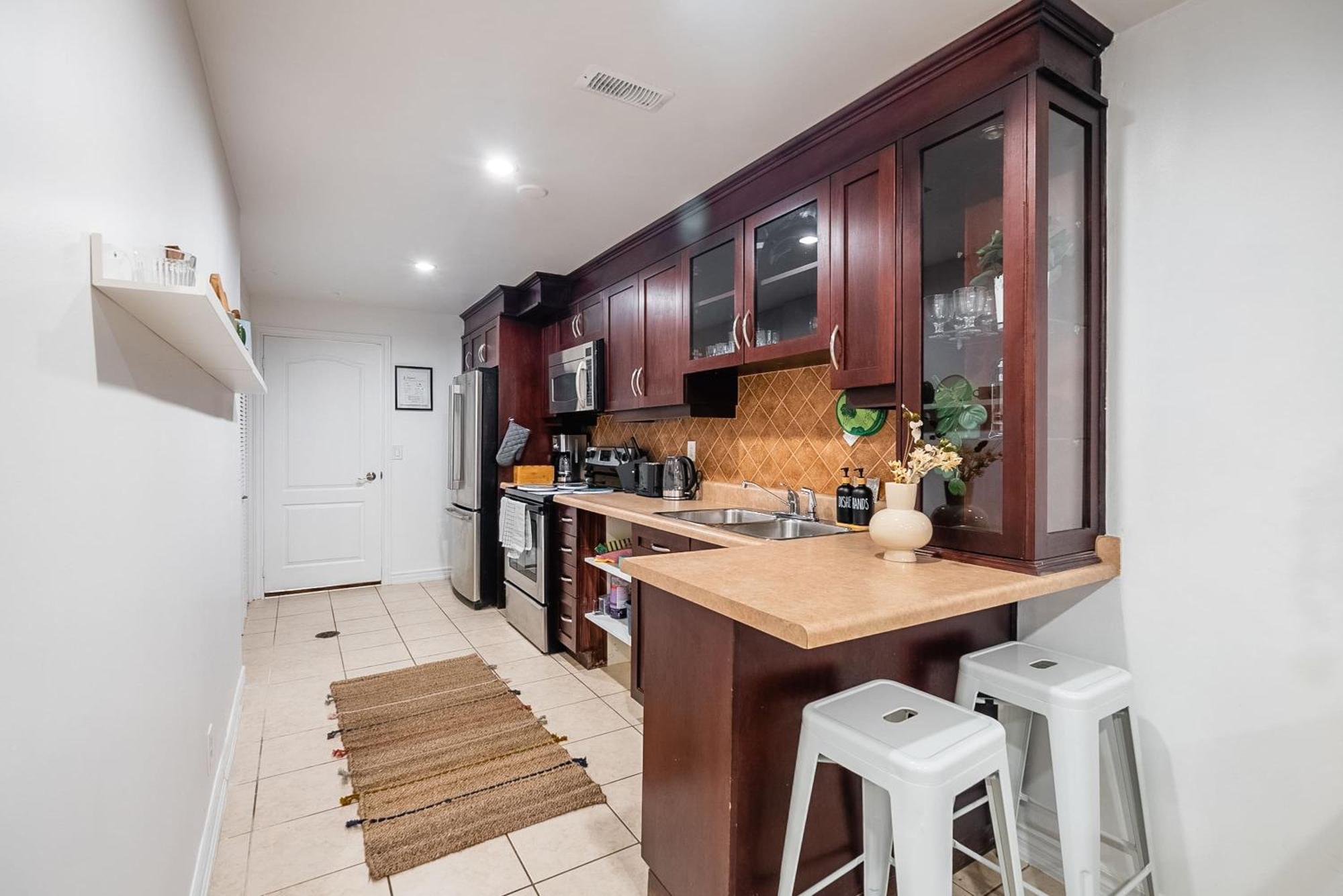 Basement Suite With Private Patio In Davenport Торонто Экстерьер фото