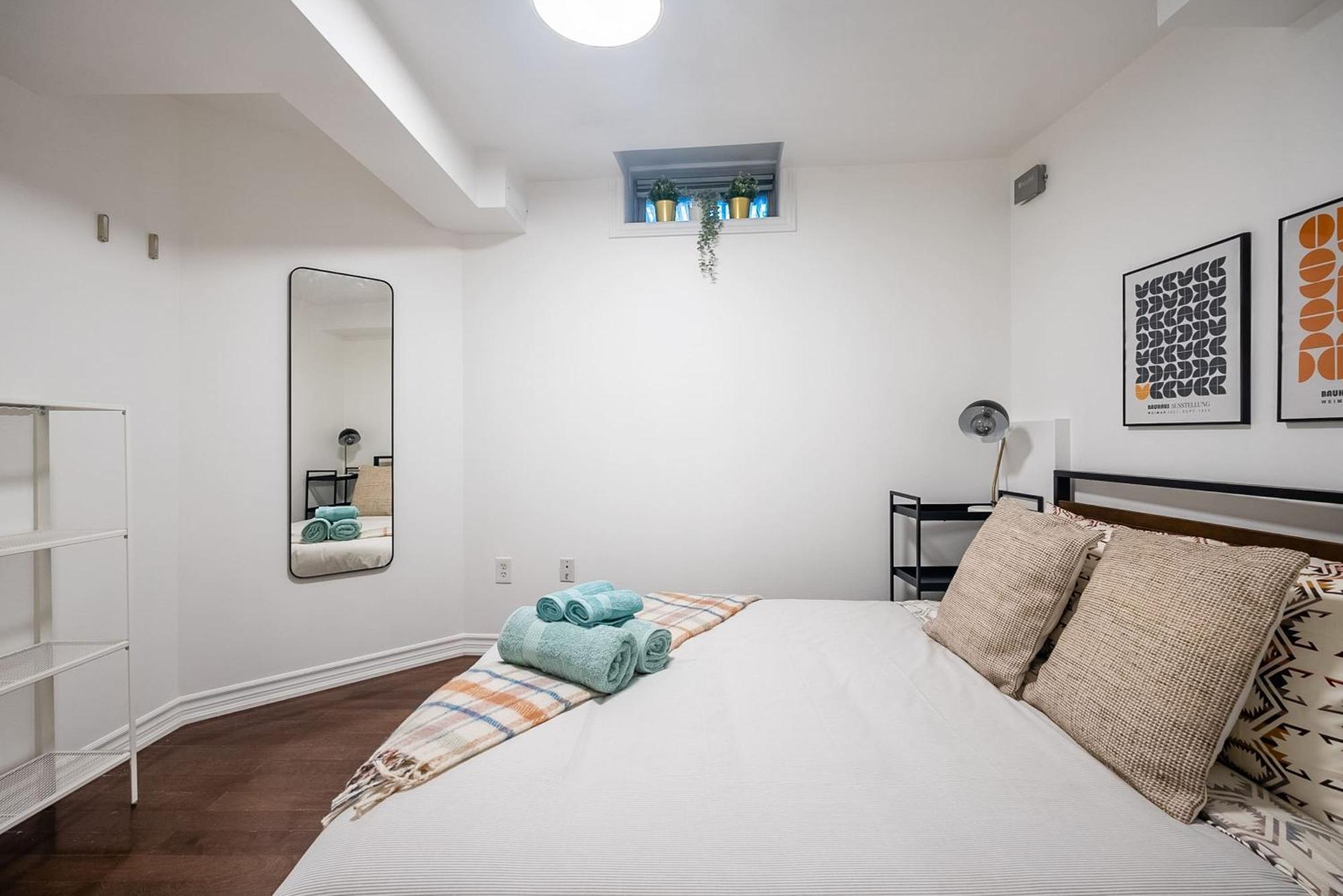 Basement Suite With Private Patio In Davenport Торонто Экстерьер фото