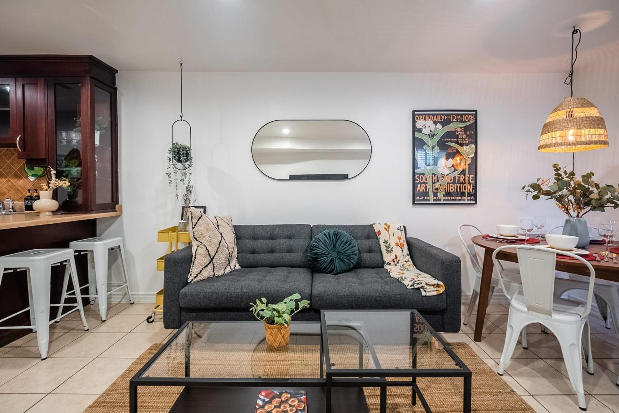 Basement Suite With Private Patio In Davenport Торонто Экстерьер фото
