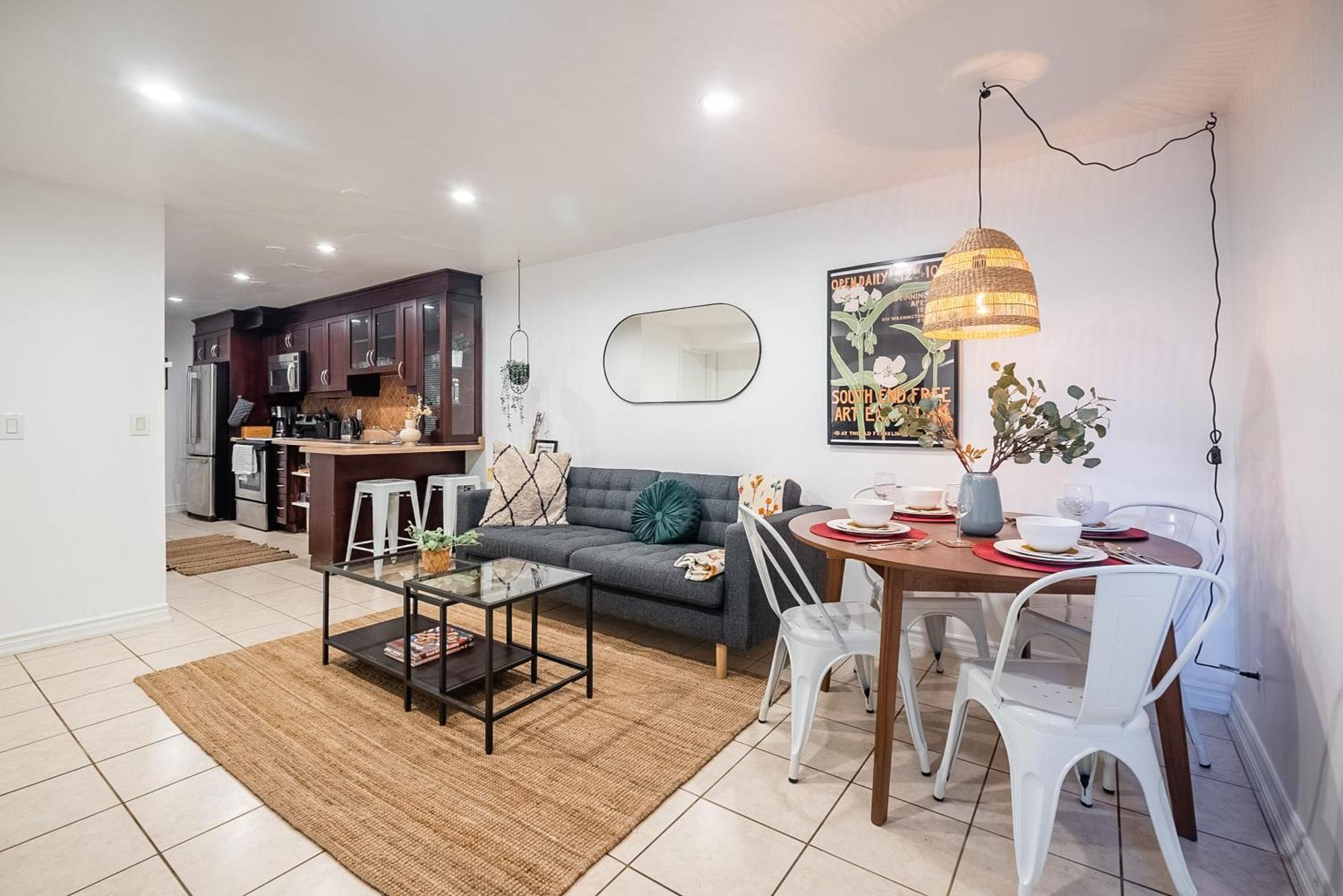 Basement Suite With Private Patio In Davenport Торонто Экстерьер фото