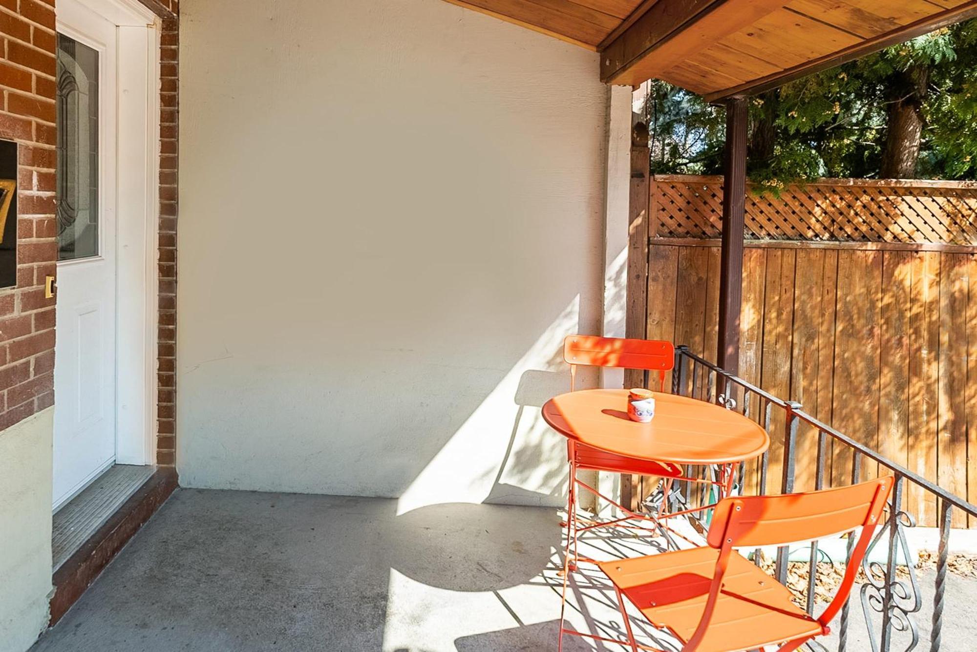 Basement Suite With Private Patio In Davenport Торонто Экстерьер фото