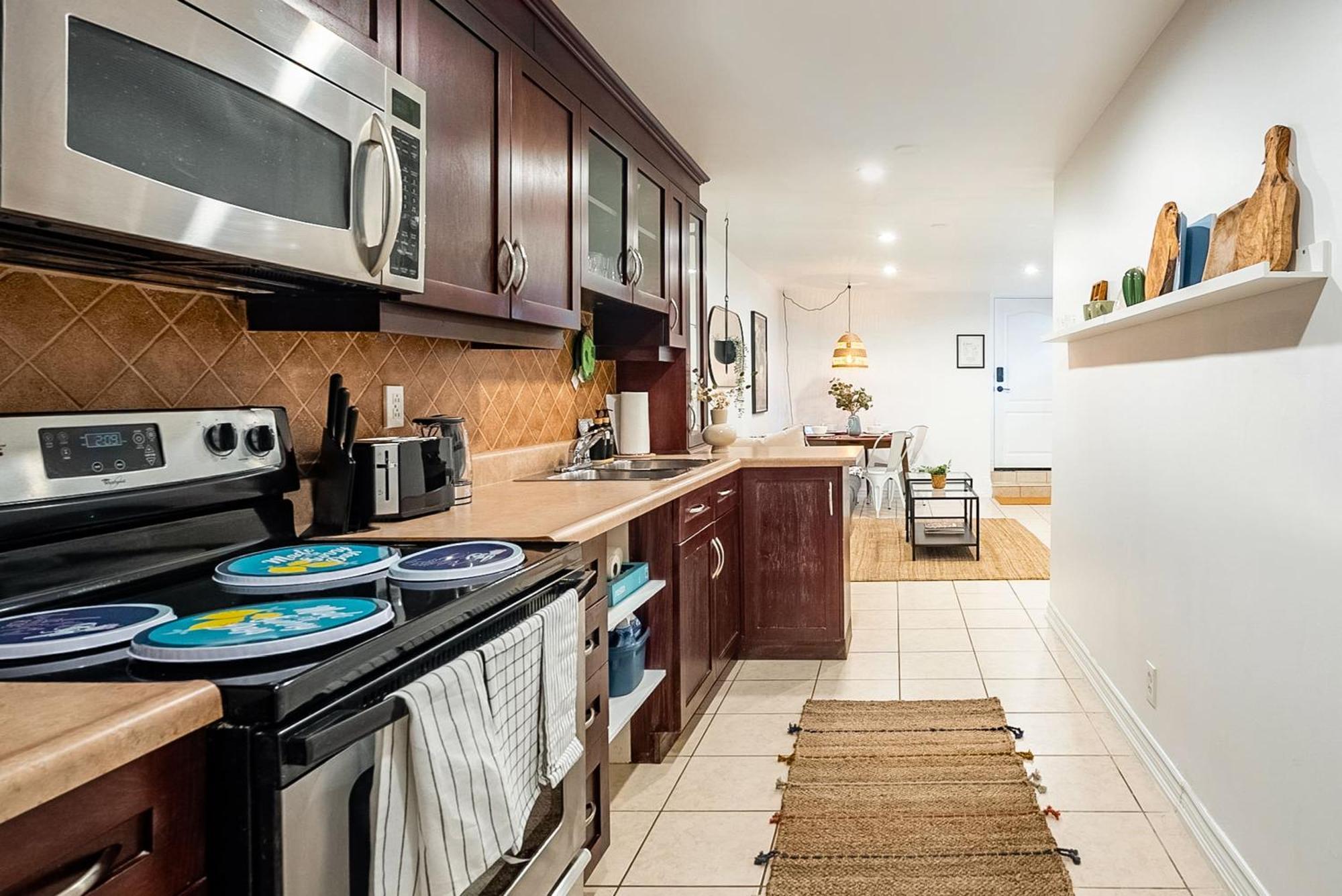 Basement Suite With Private Patio In Davenport Торонто Экстерьер фото