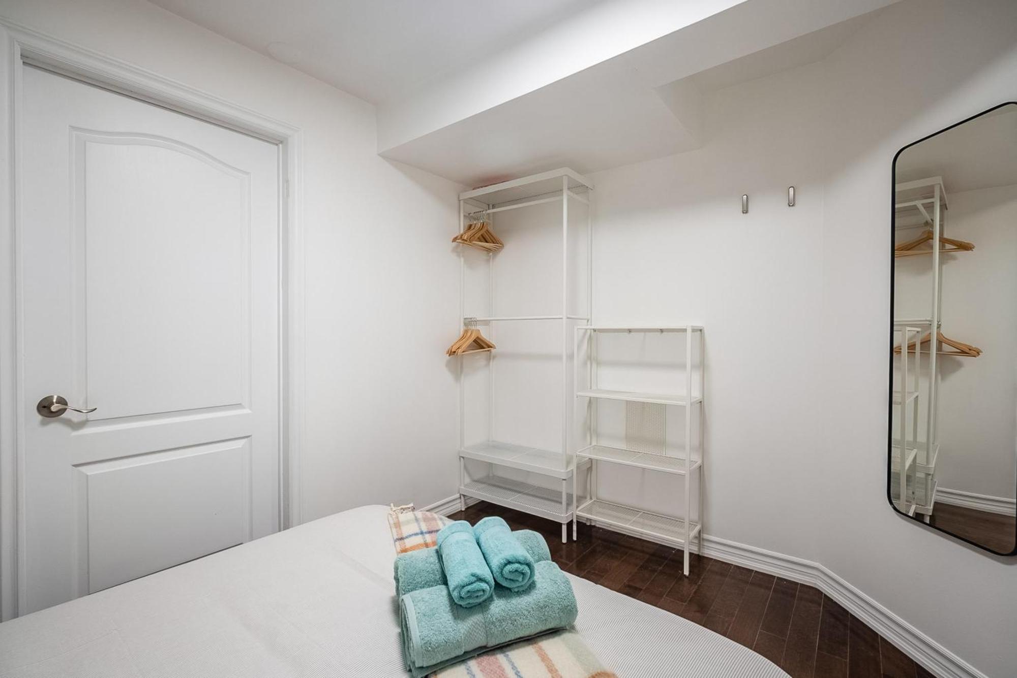 Basement Suite With Private Patio In Davenport Торонто Экстерьер фото