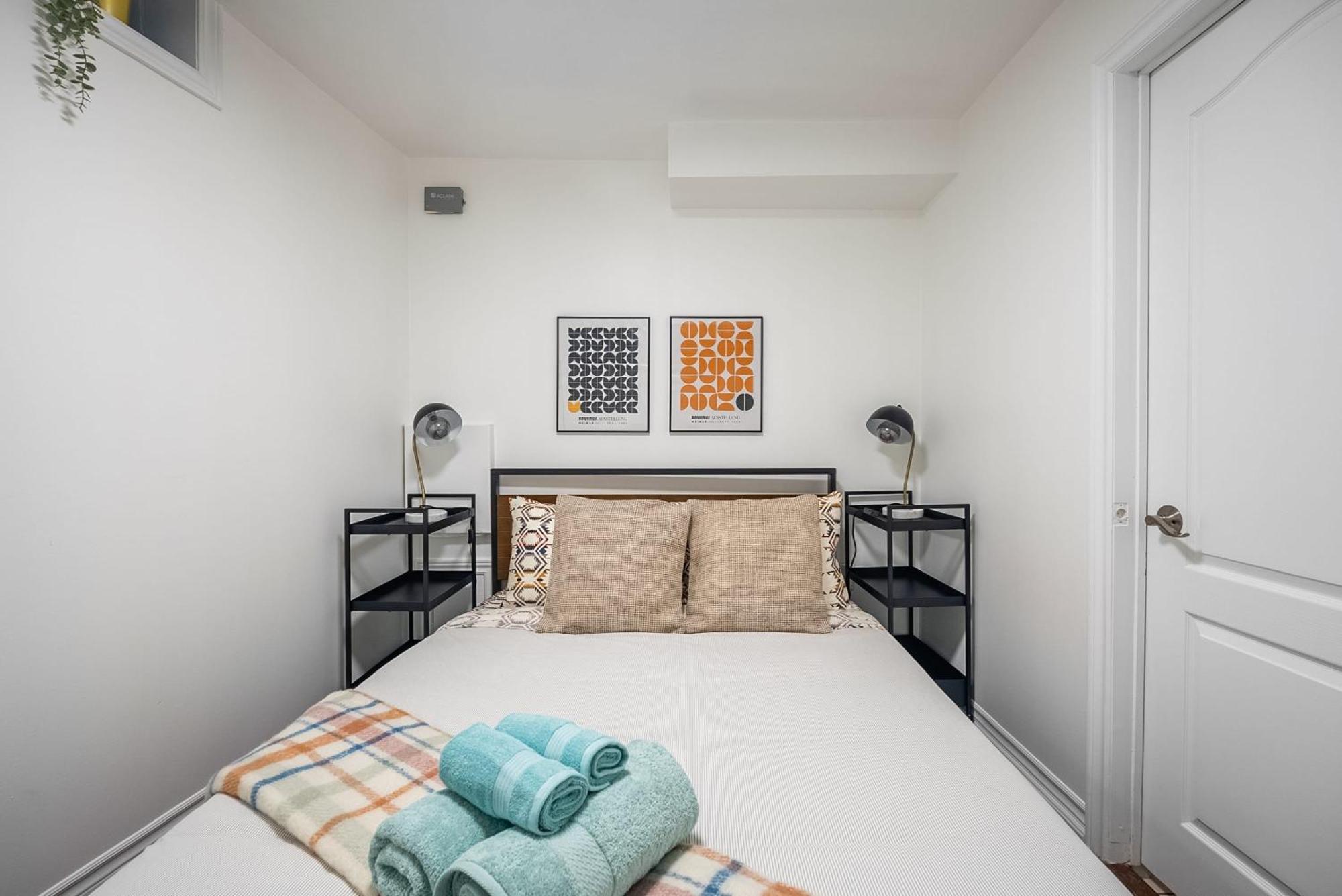 Basement Suite With Private Patio In Davenport Торонто Экстерьер фото