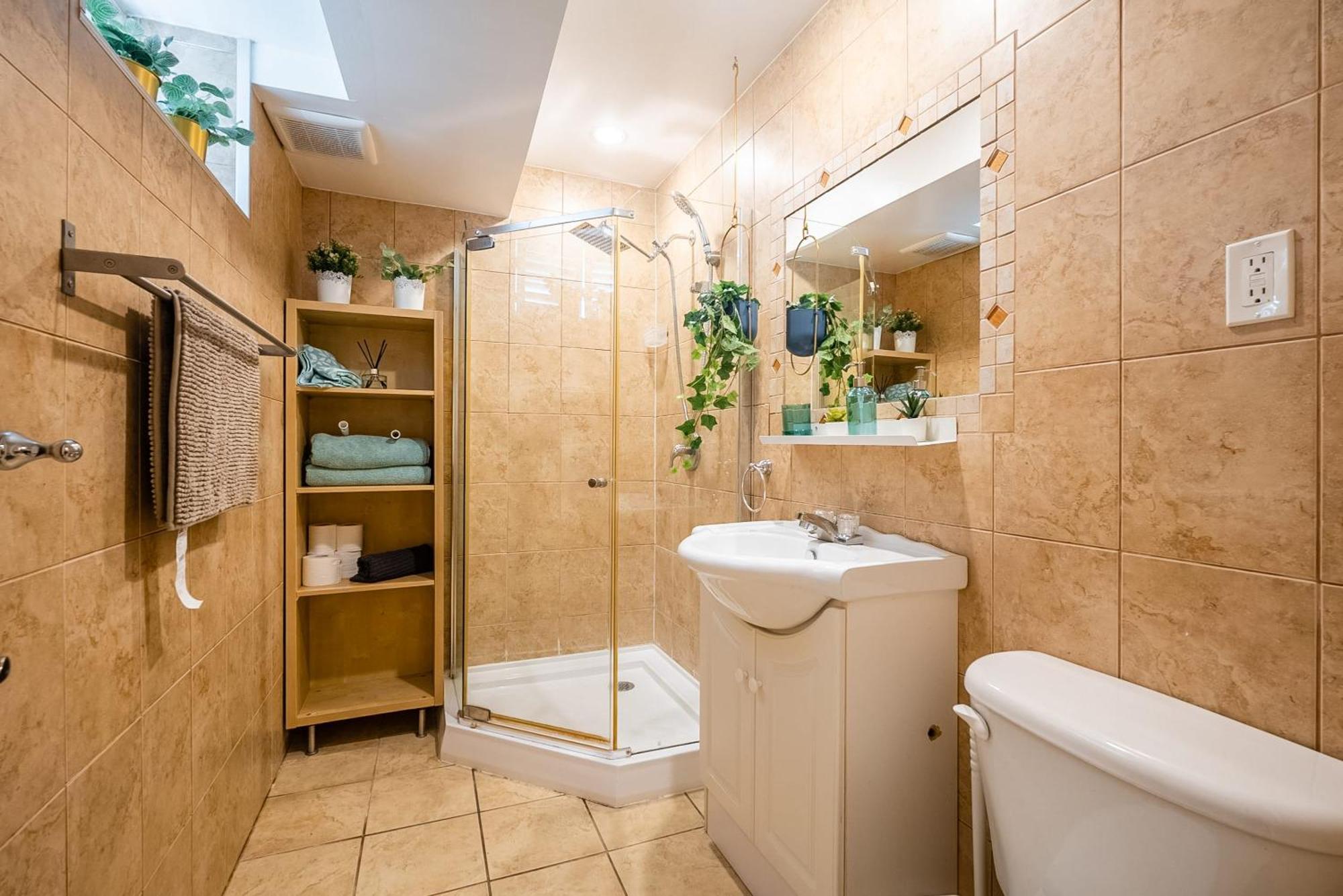 Basement Suite With Private Patio In Davenport Торонто Экстерьер фото